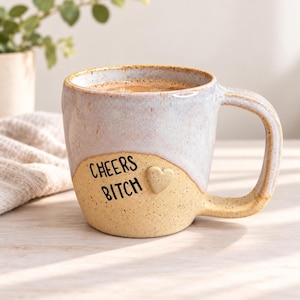Taza de cerámica divertida hecha a mano - ¡Salud, perra!, humor británico, taza rosa rubor, taza de gres sarcástica, taza de café con jerga británica grosera, tazas únicas
