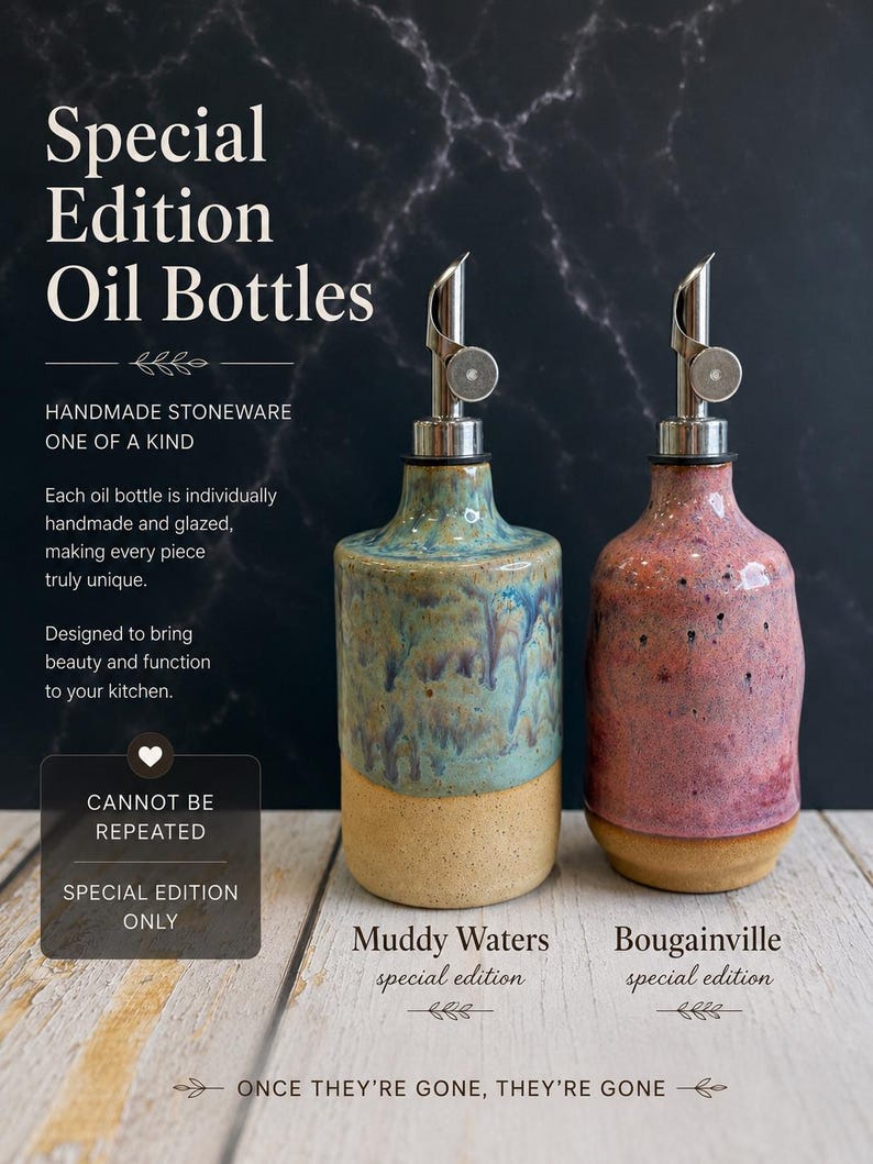 Puede incluir: Dos botellas de aceite de gres hechas a mano con vertedores de metal. La botella de la izquierda presenta un esmalte azul y verde sobre una base color canela, etiquetada como Muddy Waters. La derecha tiene un esmalte rosa y morado sobre una base color canela, etiquetada como Bougainville.