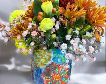 Vase fait main en céramique avec fleurs et grenouilles : Ikebana Kenzan, décoration bohème