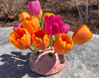 Jarrón de cerámica para ikebana hecho a mano: soporte para tallo de rana con flores de colores