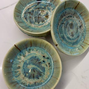 手作りの陶器の小物入れまたはリング皿、小皿、スナック、サイド、デザート、前菜、ジュエリー、シャルキュトリー皿、スプーンレスト。