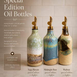 Puede incluir: Tres botellas de aceite de gres con vertedores de metal dorado. Las botellas presentan patrones de esmalte distintos: Sage Bloom en verde y blanco, Midnight Run en azul y amarillo, y Walnut en marr&oacute;n y crema. Texto: Special Edition Oil Bottles.