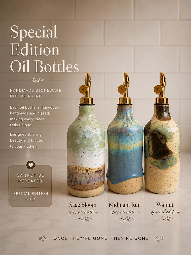 Puede incluir: Tres botellas de aceite de gres con vertedores de metal dorado. Las botellas presentan patrones de esmalte distintos: Sage Bloom en verde y blanco, Midnight Run en azul y amarillo, y Walnut en marr&oacute;n y crema. Texto: Special Edition Oil Bottles.