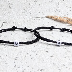 Surfbalance 2er Set Feine Partnerarmbänder mit Buchstabenperle, Paracord, Minimalistisch, Segeltau, Geschenk, Freundschaftsarmband