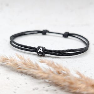 Surfbalance Feines Armband mit Buchstabenperle, Paracord, Minimalistisch, Segeltau, Geschenk, Freundschaftsarmband