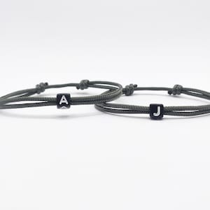 Surfbalance 2er Set Feine Partnerarmbänder mit Buchstabenperle, Paracord, Minimalistisch, Segeltau, Geschenk, Freundschaftsarmband