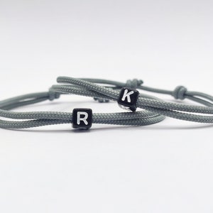 Surfbalance 2er Set Feine Partnerarmbänder mit Buchstabenperle, Paracord, Minimalistisch, Segeltau, Geschenk, Freundschaftsarmband