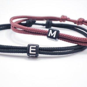 Surfbalance 2er Set Feine Partnerarmbänder mit Buchstabenperle, Paracord, Minimalistisch, Segeltau, Geschenk, Freundschaftsarmband