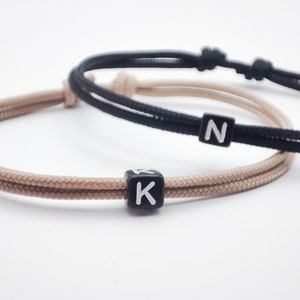 Surfbalance 2er Set Feine Partnerarmbänder mit Buchstabenperle, Paracord, Minimalistisch, Segeltau, Geschenk, Freundschaftsarmband
