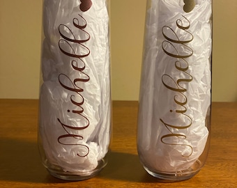 ブライダルパーティーギフト - パーソナライズされた 9 オンスのプラスチック製シャンパンフルート - ブライズメイド、メイドオブオナー、ウェディングパーティー、誕生日、イベントなどに最適なカップ