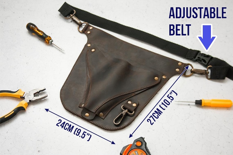 Pode incluir: Cinto de ferramentas de couro marrom com uma al&ccedil;a ajust&aacute;vel. O cinto tem um bolso grande e um bolso menor. O cinto tem 24 cm de largura e 27 cm de altura. O texto CINTUR&Atilde;O AJUST&Aacute;VEL &eacute; vis&iacute;vel na imagem.