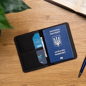 Capa de passaporte de couro com compartimentos para cartão, Porta-passaporte de couro masculino, Presente de viagem para ele, Capa de passaporte de couro personalizada