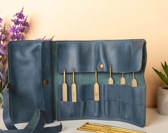 Leather crochet hook organizer, Handmade crochet tool roll for knitting and crafting, Personalized storage pouch for crochet accessories