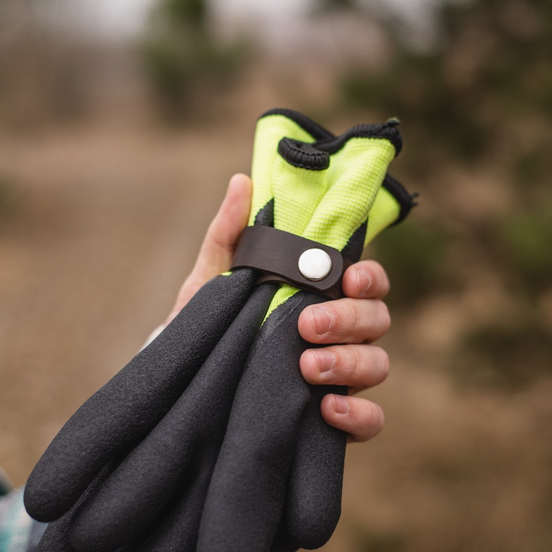 Cintura porta guanti in pelle, Porta guanti da lavoro, Porta guanti da giardinaggio, Regalo uomo giardiniere, Porta guanti da cintura personalizzata, Clip per guanti da lavoro immagine 3