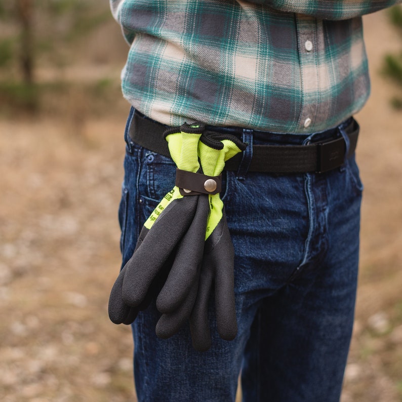 Cintura porta guanti in pelle, Porta guanti da lavoro, Porta guanti da giardinaggio, Regalo uomo giardiniere, Porta guanti da cintura personalizzata, Clip per guanti da lavoro immagine 1