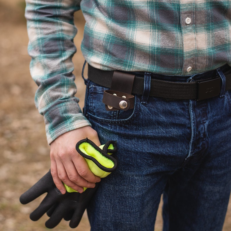 Cintura porta guanti in pelle, Porta guanti da lavoro, Porta guanti da giardinaggio, Regalo uomo giardiniere, Porta guanti da cintura personalizzata, Clip per guanti da lavoro immagine 2