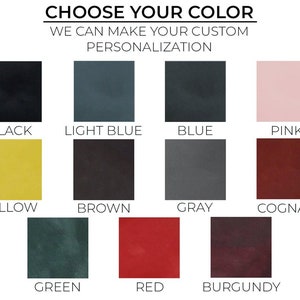 Pode incluir: Uma carta de cores que mostra 12 cores de couro diferentes: preto, azul claro, azul, rosa, amarelo, castanho, cinza, conhaque, verde, vermelho e bord&ocirc;.  "Escolha sua cor" e "Podemos fazer sua personaliza&ccedil;&atilde;o personalizada" est&atilde;o escritos acima da carta.