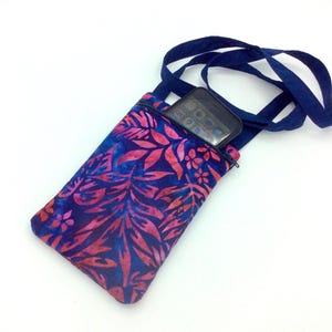 Phone pouch crossbody, batik fabric iPhone pouch, Mother&#39;s Day gift, smartphone bag, padded cell phone case, Swiss made
