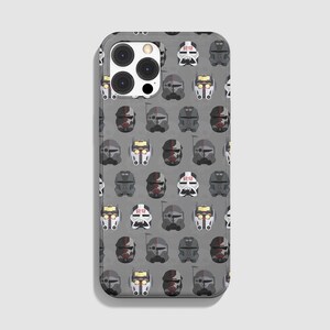 Pode incluir: Uma capa de telefone cinza com um padrão repetido de capacetes pretos, brancos e cinzentos. Os capacetes têm detalhes vermelhos e amarelos.