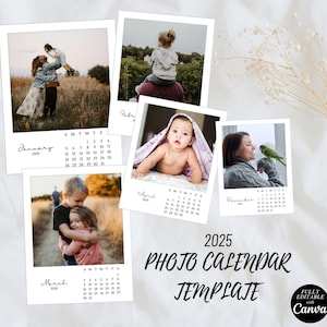 Puede incluir: Una plantilla de calendario fotográfico 2025 con fondo blanco y texto negro. La plantilla presenta 12 ranuras de fotos diferentes, cada una con un calendario para un mes diferente. El texto "Plantilla de calendario fotográfico 2025" está escrito en cursiva negra en la parte inferior de la imagen.