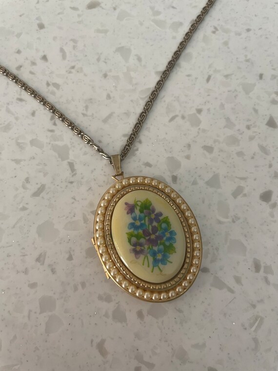 vintage avon oval locket Gem