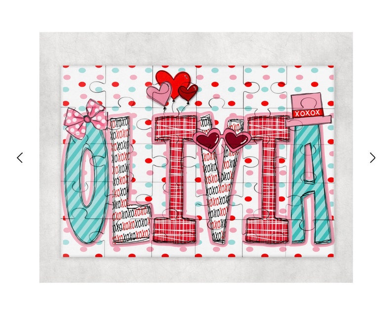 Pode incluir: Um quebra-cabe&ccedil;a personalizado com o nome "OLIVIA" em letras grandes e coloridas. As letras s&atilde;o decoradas com um padr&atilde;o xadrez, listras e bolinhas. H&aacute; cora&ccedil;&otilde;es vermelhos e um chap&eacute;u com o texto "XOXO" no topo.