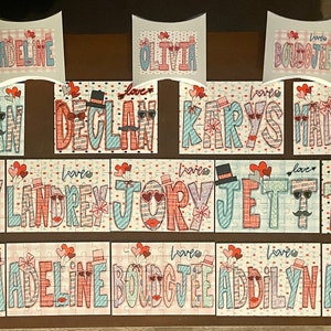 Pode incluir: Um conjunto de 12 pe&ccedil;as de quebra-cabe&ccedil;a personalizadas com nomes como Declan, Olivia e Adeline. Cada pe&ccedil;a apresenta um esquema de cores vermelho, branco e azul com um design de cora&ccedil;&atilde;o e la&ccedil;o. As pe&ccedil;as est&atilde;o dispostas em tr&ecirc;s filas de quatro.