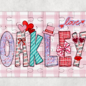 Pode incluir: Um fundo xadrez rosa e branco com um quebra-cabe&ccedil;a do nome "Oakley" em letras coloridas. As letras s&atilde;o decoradas com cora&ccedil;&otilde;es, la&ccedil;os e glitter. A palavra "love" est&aacute; escrita em roxo com uma seta apontando para a direita.