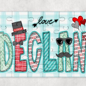 Pode incluir: Um quebra-cabe&ccedil;a azul e verde com a palavra "love" e o nome "Declan" em uma fonte caprichosa. As pe&ccedil;as do quebra-cabe&ccedil;a s&atilde;o decoradas com xadrez vermelho e branco, chevron verde e branco e listras azuis e brancas. H&aacute; tamb&eacute;m cora&ccedil;&otilde;es vermelhos e cinzentos com um la&ccedil;o no topo.