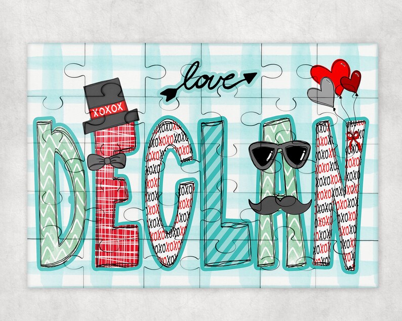 Pode incluir: Um quebra-cabe&ccedil;a azul e verde com a palavra "love" e o nome "Declan" em uma fonte caprichosa. As pe&ccedil;as do quebra-cabe&ccedil;a s&atilde;o decoradas com xadrez vermelho e branco, chevron verde e branco e listras azuis e brancas. H&aacute; tamb&eacute;m cora&ccedil;&otilde;es vermelhos e cinzentos com um la&ccedil;o no topo.