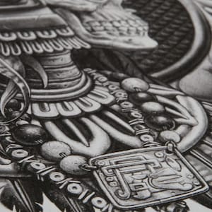 Może przedstawiać: Czarno-biała ilustracja czaszki z misternymi detalami, w tym naszyjnikiem z koralików i ozdobnym wisiorem. Czaszka jest otoczona piórami i innymi ozdobnymi elementami.