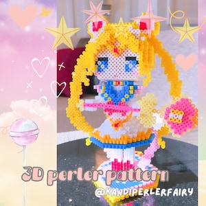 Op de afbeelding: Een 3D perler bead patroon van een Sailor Moon-personage dat een toverstaf vasthoudt. Het personage draagt een blauwe en witte jurk met een roze strik. Het patroon is op een zwarte achtergrond met een roze en witte achtergrond erachter. De tekst "3D perler pattern" en "@kandiperlerfairy" staat onderaan de afbeelding.