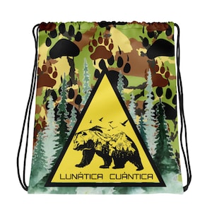 Può includere: Zaino con coulisse con motivo mimetico nei toni del verde, marrone e beige, con impronte di zampe di orso e un triangolo giallo con una silhouette di orso e la scritta "LUNÁTICA CUÁNTICA". Chiusura con coulisse nera.