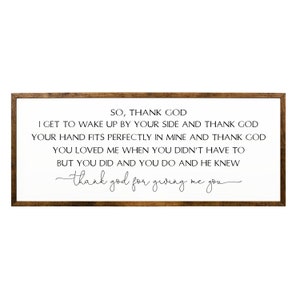 Może przedstawiać: Drewniany znak w ramie z białym tłem i czarnym tekstem. Tekst brzmi: "SO, THANK GOD I GET TO WAKE UP BY YOUR SIDE AND THANK GOD YOUR HAND FITS PERFECTLY IN MINE AND THANK GOD YOU LOVED ME WHEN YOU DIDN'T HAVE TO BUT YOU DID AND YOU DO AND HE KNEW -thank god for giving me you- "