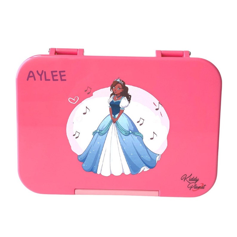 May include: Pink lunchbox with a princess design. The princess is wearing a blue and white dress and a crown. The lunchbox has the name "AYLEE" written on it and the words "Kiddy Planet" on the bottom right corner.