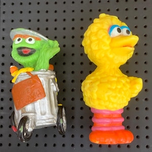 Vintage Sesame Street PVC Figures / big bird / Oscar Grouch / Made in Germany / west Germany / Bullyland / JHP imagen 3