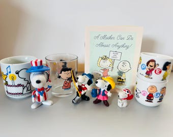 Lote de 9 piezas de artículos coleccionables vintage de Snoopy de Peanuts, con tarjeta del Día de la Madre, tazas de cerámica, cristalería y figuras.