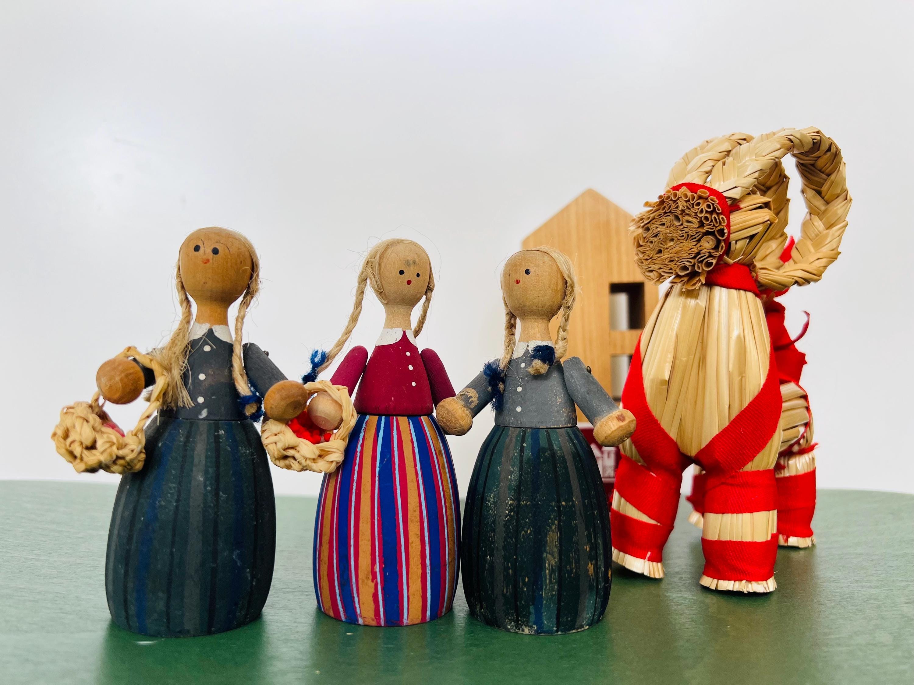 Beautiful vintage wooden Swedish figurines - Sven Svea - Boras hemslojd - Tre trallande jantor - Susi Lo Susi Lull - handmade Pegdolls