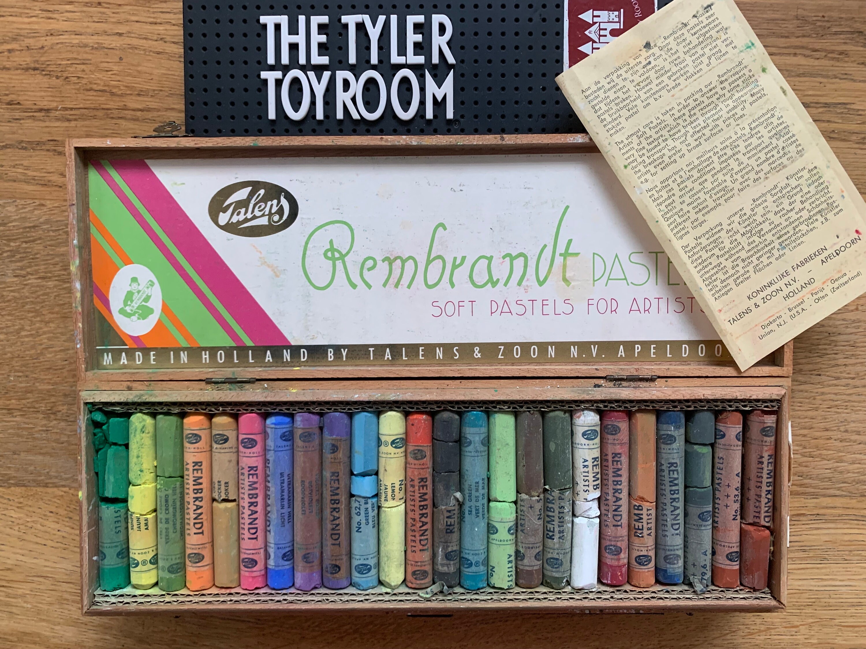 antique / Talens Rembrandt 24 Soft Pastels for Artists / rare