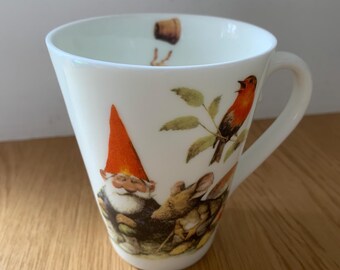 David de Kabouter tapered porcelain cup, with images of a singing David and friends, Rien poortvlie