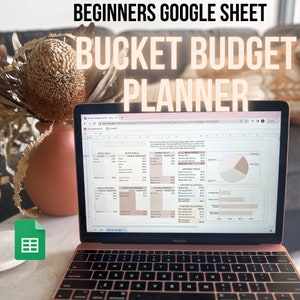 Puede incluir: Un ordenador portátil que muestra una hoja de cálculo de Google titulada "Bucket Budget Planner". La hoja es una plantilla de presupuesto con secciones para facturas semanales, facturas mensuales, facturas anuales, gastos semanales, gastos mensuales y gastos anuales. La hoja también incluye un gráfico circular y un gráfico de barras.