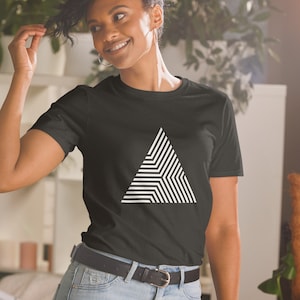 Pyramid Maze Shape T-shirt, Black Geometric Tetrahedron Crewneck Shirt, White Triangle Graphic Tshirt, Math Contrast Short Sleeve Tee Top