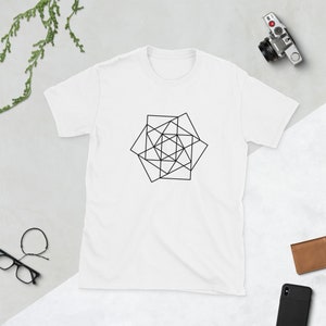 Op de afbeelding: Wit T-shirt met een zwart geometrisch ontwerp. Het ontwerp is een abstract patroon van onderling verbonden vierkanten en lijnen. Het T-shirt is gemaakt van een zacht materiaal en is geschikt voor vrijetijdskleding.