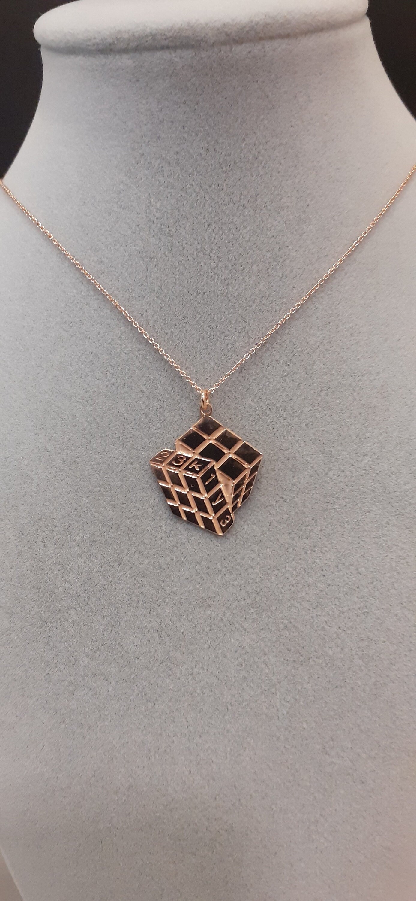 Collier Pendentif Rubik’s Cube Minimaliste - Bijoux Élégant Homme Femme Cadeau Anniversaire