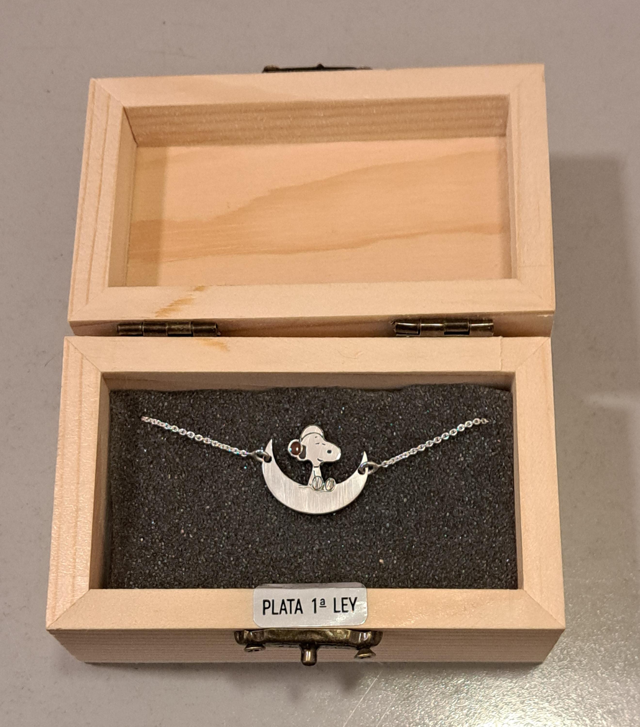 Collana Con Ciondolo In Metallo Smaltato Snoopy E I Peanuts &ndash; Charlie Brown