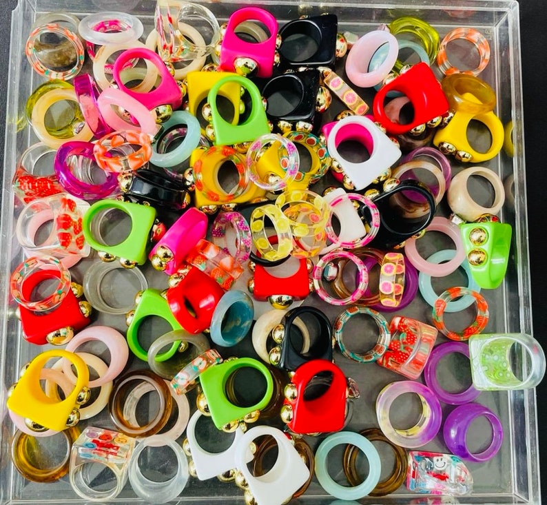 Ensemble de bagues empilables rétro épaisses de 15 pièces de l'an 2000 / Bagues épaisses punk modernes / Ensemble d'anneaux hippie bohème / Bagues d'articulation empilables bohème vintage Royaume-Uni Plastic Rings