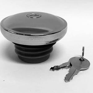 Puede incluir: Tapa de combustible cromada con cerradura de llave, borde estriado y base de goma oscura. Se incluyen dos llaves. La tapa está diseñada para un acceso seguro al depósito de combustible. Diámetro: aprox. 7.6 cm.