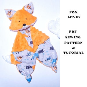 Könnte beinhalten: Ein handgemachtes, fuchsformiges Kuscheltier mit einem orangefarbenen Plüschkopf und -körper sowie einer gemusterten Decke. Die Decke zeigt Füchse in Blau, Orange und Schwarz auf grauem Hintergrund. Der Text "FOX LOVEY PDF SEWING PATTERN & TUTORIAL" steht rechts.