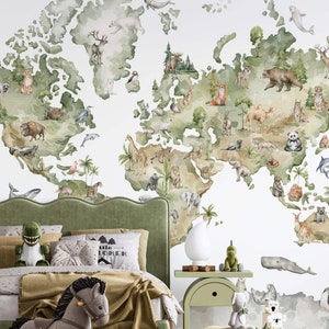 Peut inclure: Une fresque murale représentant une carte du monde avec des illustrations à l'aquarelle de divers animaux dans leurs habitats naturels, incluant ours, girafes, éléphants et baleines, sur un fond blanc avec des terres en vert.