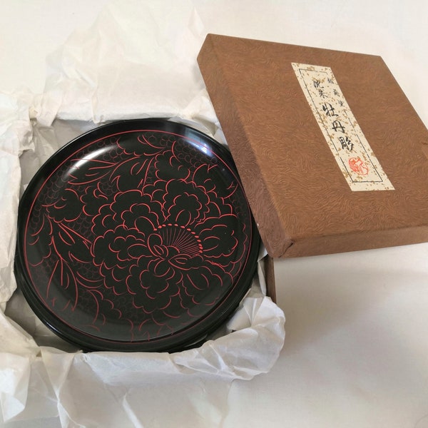 ensemble vintage de 5 plateaux en laque japonaise motif pivoine Echizen-nuri